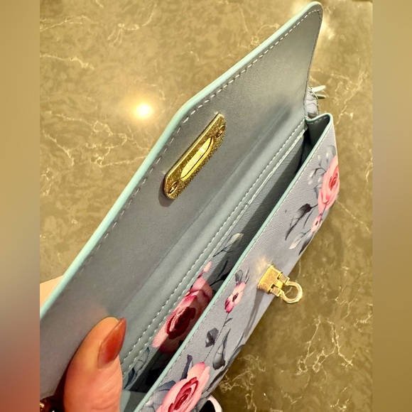 🌸 Floral Crossbody Wallet with Mirror | Light Blue + Pink Roses 🤍✨ - Picture 9 of 9